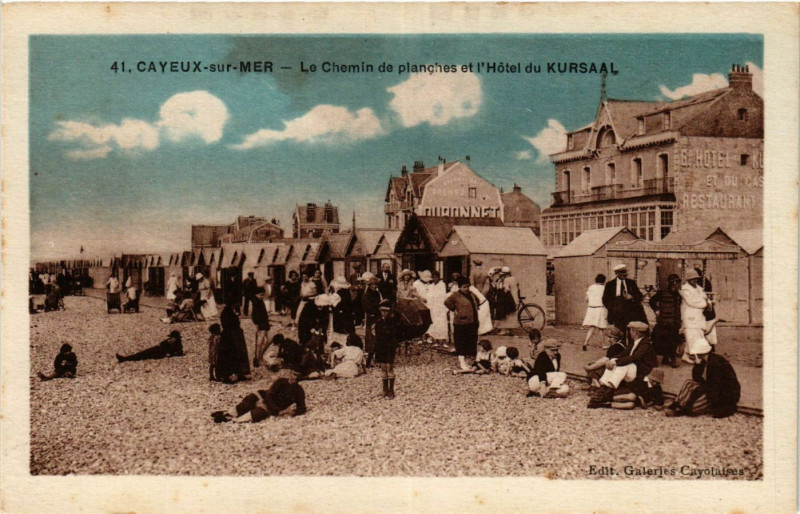 Carte postale ancienne Cayeux-sur-Mer - Le Chemin de planches et l Hotel du Kursaal à Cayeux-sur-Mer