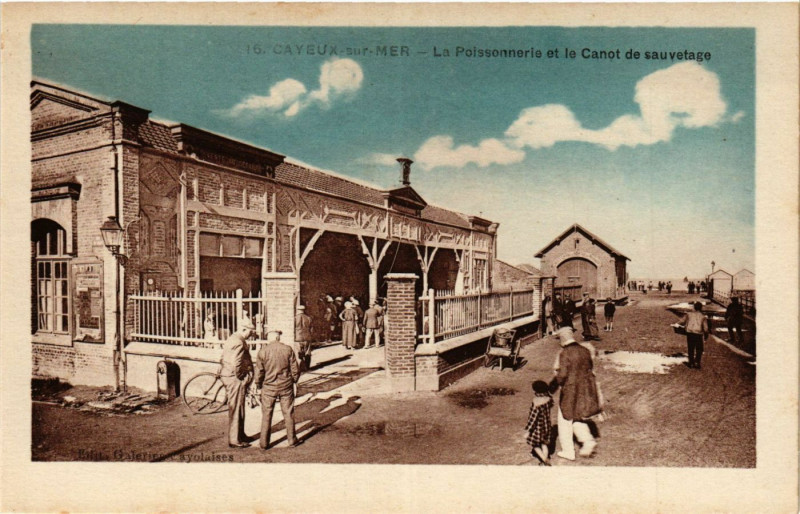 Carte postale ancienne Cayeux-sur-Mer-La poissonnerie et le Canot de sauvetage à Cayeux-sur-Mer