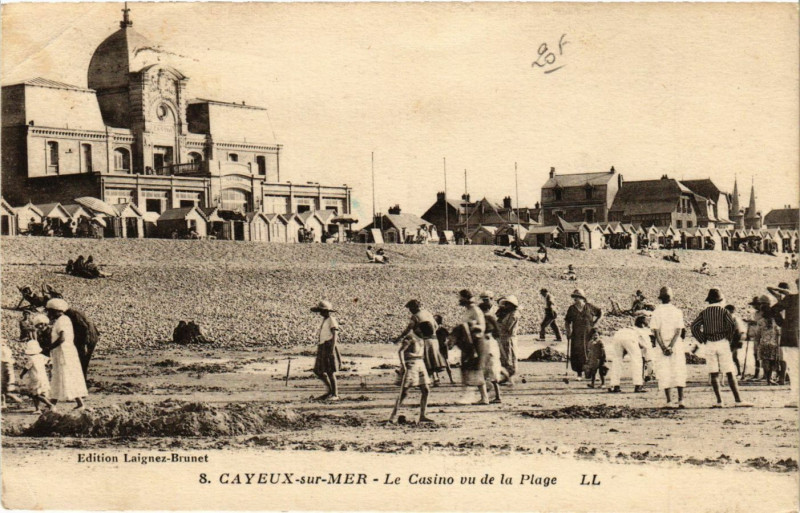 Carte postale ancienne Cayeux-sur-Mer-Le Casino vu de la Plage à Cayeux-sur-Mer