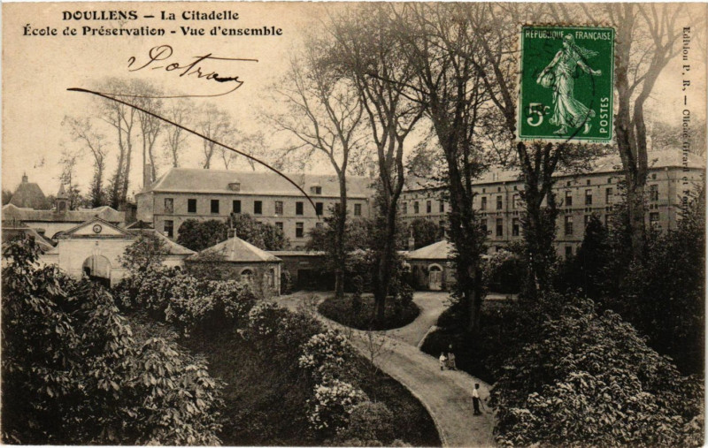Carte postale ancienne Doullens - La Citadelle - Ecole de Preservation - Vue d'ensemble à Doullens