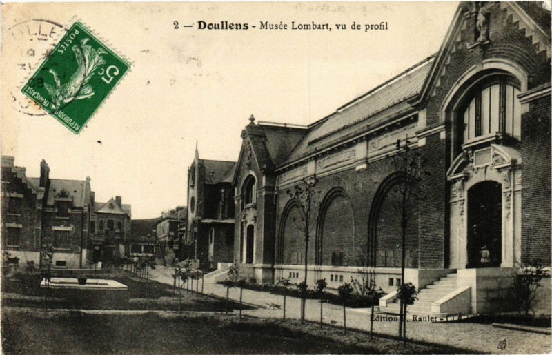 Carte postale ancienne Doullens - Musée Lombard vu de profil à Doullens