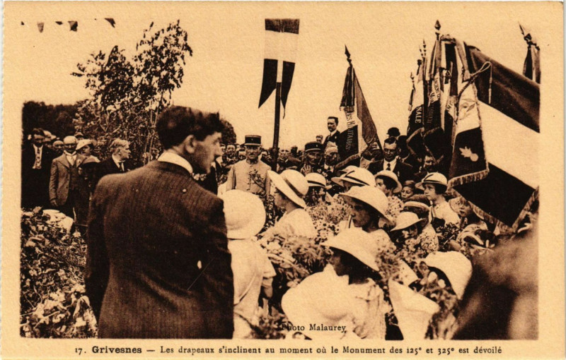 Carte postale ancienne Grivesnes - Les drapeaux s'inclinent au moment ou le Mon. à Grivesnes