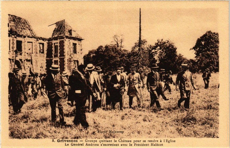 Carte postale ancienne Grivesnes Groupe quittant le Chateau pour se rendre a l'Eglise... à Grivesnes