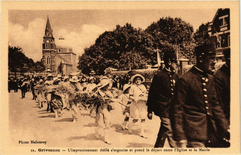 Carte postale ancienne Grivesnes - L'impressionant defile s'organise et prend le depart à Grivesnes