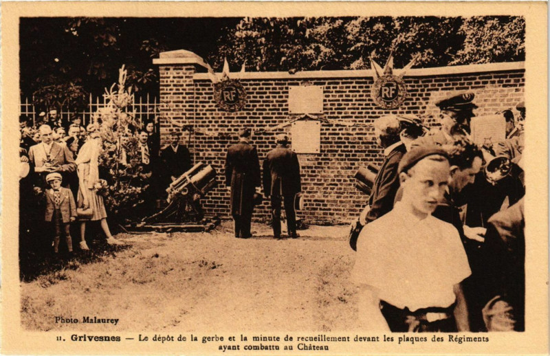 Carte postale ancienne Grivesnes - Le depot de la gerbe et la minute de recueillement à Grivesnes