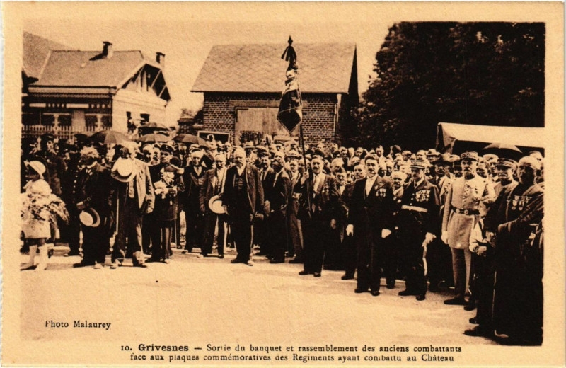 Carte postale ancienne Grivesnes - Sortie du banquet et rassemblement des anciens à Grivesnes