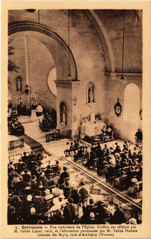 Carte postale ancienne Grivesnes - Vue Int. de l'Eglise L'office est celebre par à Grivesnes