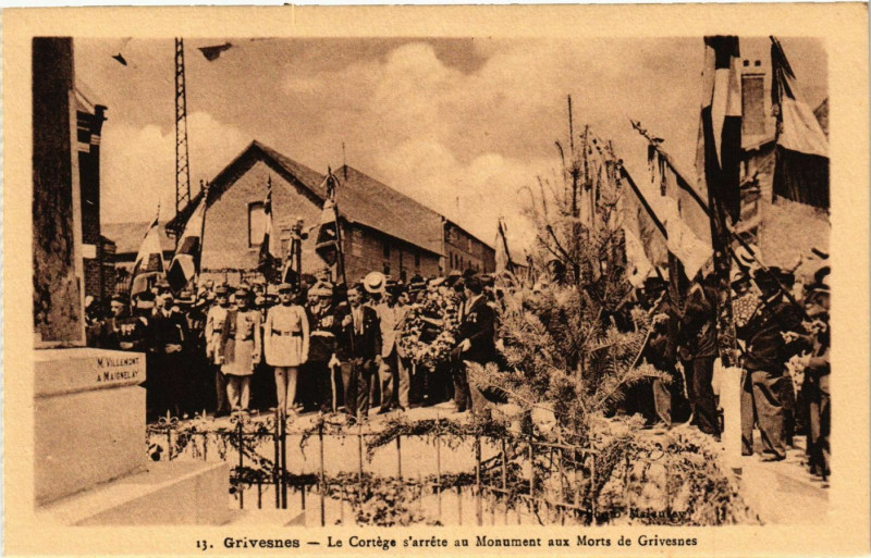 Carte postale ancienne Grivesnes - Le Cortege s'arrete au Mon. aux Morts de Grivesnes à Grivesnes