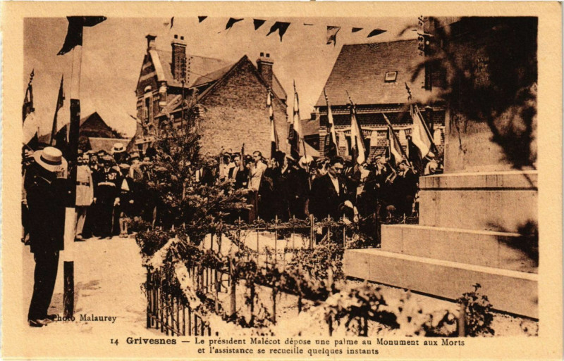 Carte postale ancienne Grivesnes - Le president Malecot depose une palme au Mon. aux à Grivesnes