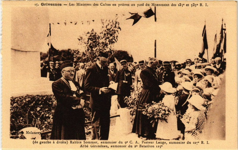 Carte postale ancienne Grivesnes - Les Ministres des Cultres en prieres au pied du Mon. à Grivesnes