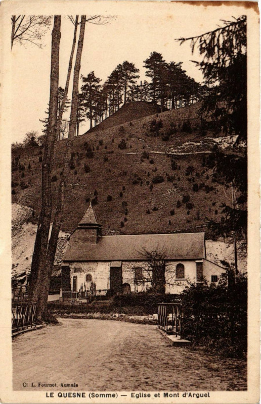 Carte postale ancienne Le Quesne - Eglise et Mont-d'Arguel au Quesne
