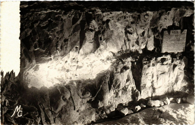 Carte postale ancienne Naours - La cite souterraine - L'auge à Naours