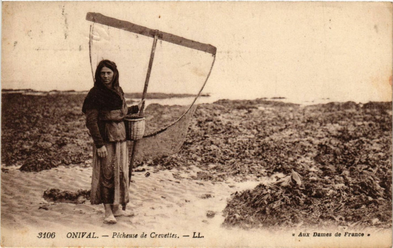 Carte postale ancienne Onival - Pecheuse de Crevettes
