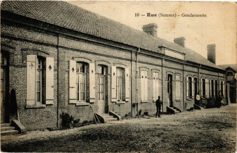 Carte postale ancienne Rue - Gendarmerie à Rue