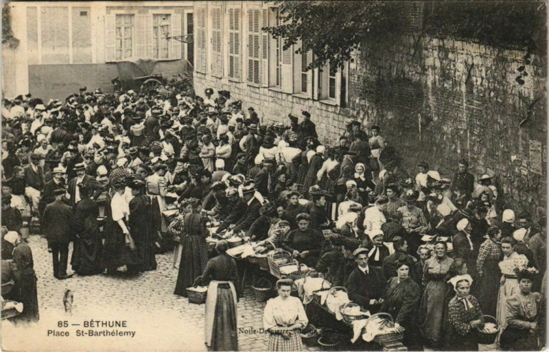 Carte postale ancienne Bethune Place Saint-Barthélemy à Béthune
