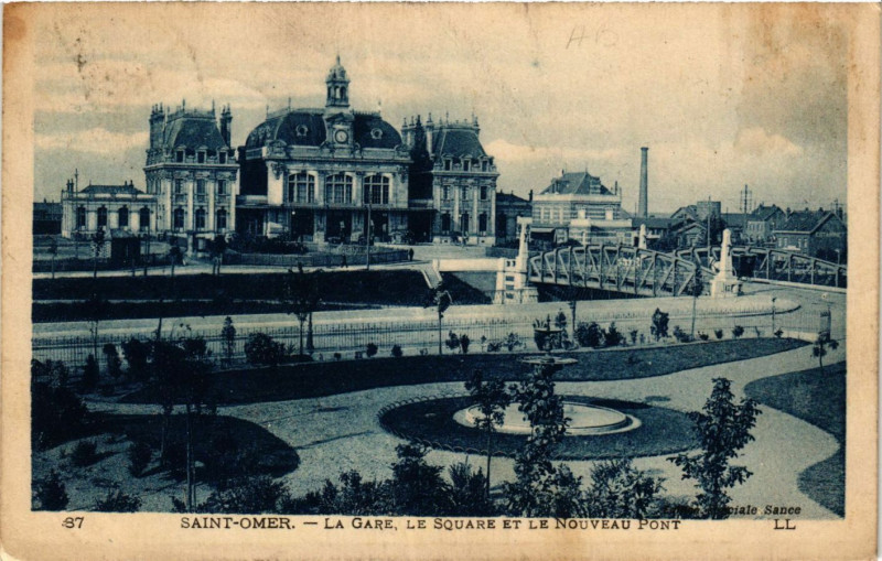 Carte postale ancienne Saint-Omer La Gare le Squre et le Nouveau Pont à Saint-Omer
