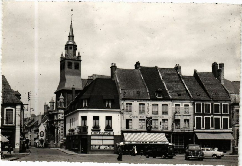 Carte postale ancienne Hesdin - La Rue de la Paroisse et l'Eglise à Hesdin