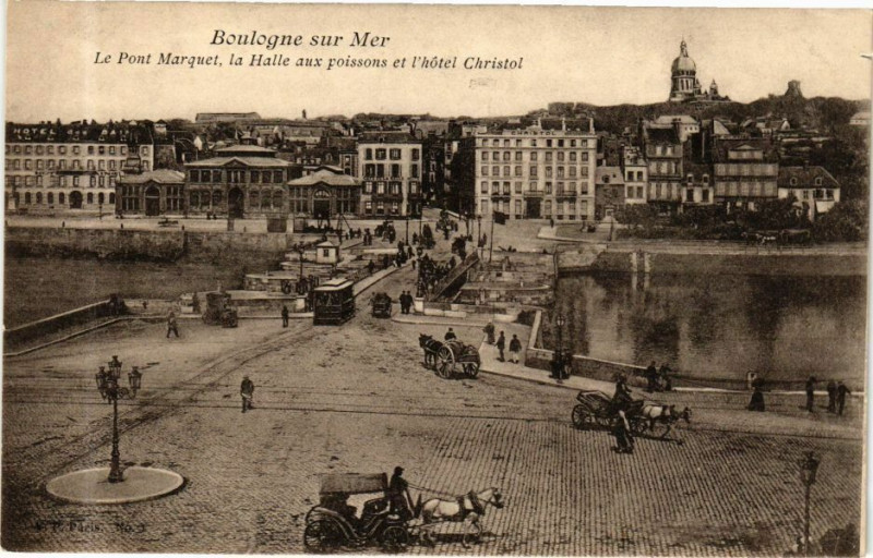 Carte postale ancienne Boulogne-sur-Mer - Le Pont Marquet la Halle aux poissons et l'hotel à Boulogne-sur-Mer