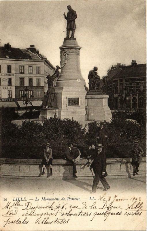 Carte postale ancienne Lille Le Monument de Pasteur à Lille