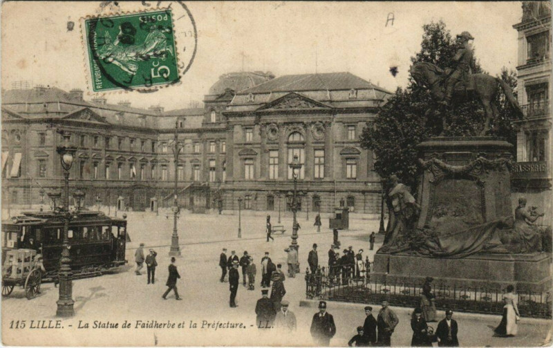 Carte postale ancienne Lille La Statue de Faidherbe et la Préfecture à Lille