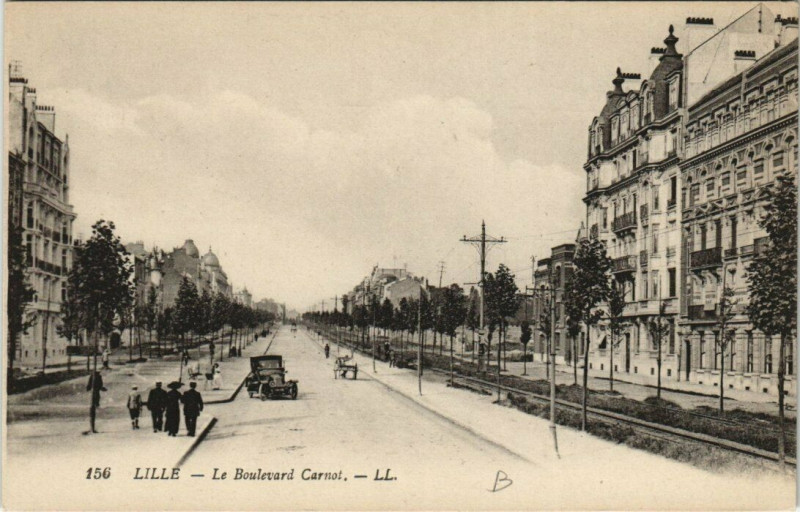 Carte postale ancienne Lille Le Boulevard Carnot à Lille