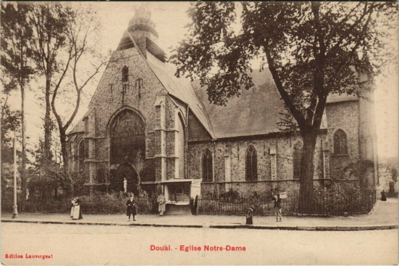 Carte postale ancienne Douai Eglise Notre Dame à Douai