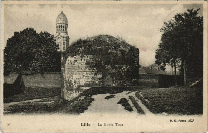 Carte postale ancienne Lille La Noble Tour à Lille