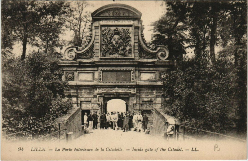 Carte postale ancienne Lille La Porte Intérieure de la Citadelle à Lille