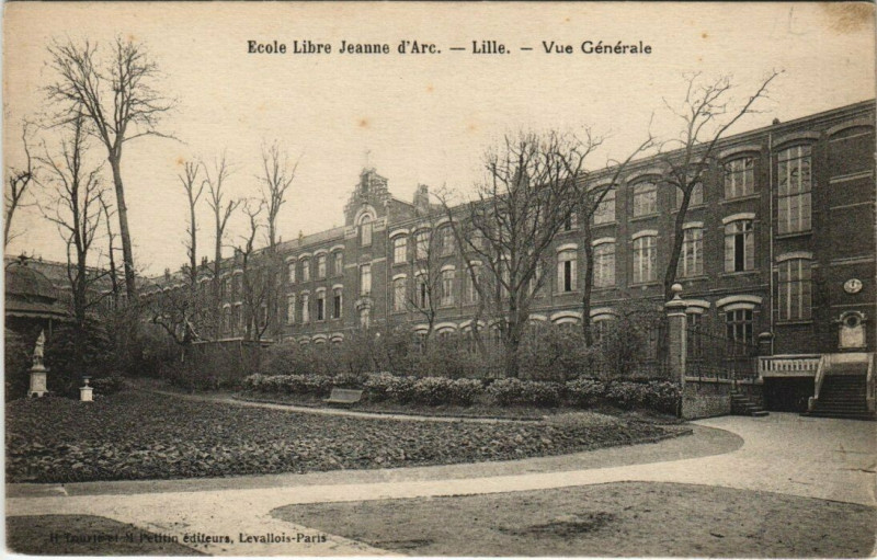 Carte postale ancienne Lille Ecole libre de Jeanne d'Arc. Vue générale à Lille