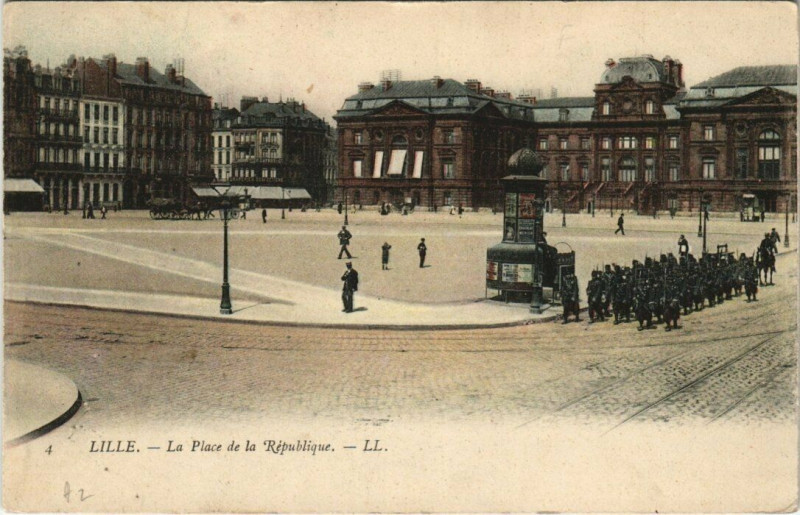 Carte postale ancienne Lille La Place de la République à Lille