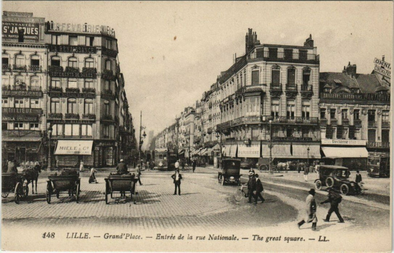 Carte postale ancienne Lille Grand'Place. Entrée de la rue Nationale à Lille