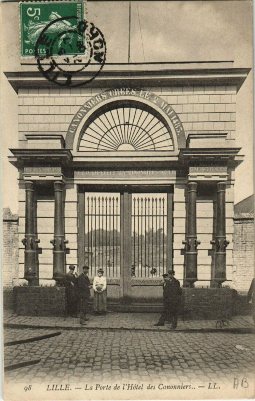 Carte postale ancienne Lille La Porte de l'Hotel des Canonniers à Lille
