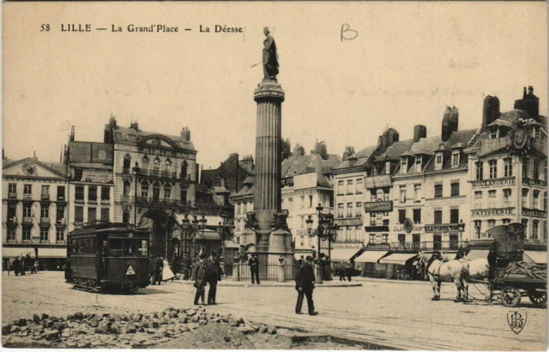 Carte postale ancienne Lille La Grand'Place. La Déesse à Lille