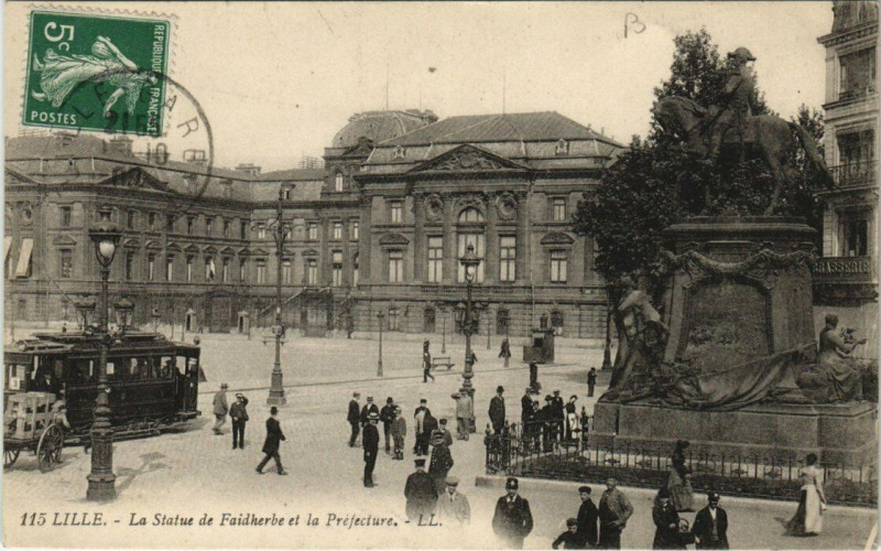 Carte postale ancienne Lille La Statue de Faidherbe et la Préfecture à Lille