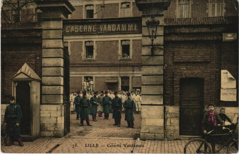 Carte postale ancienne Lille Caserne Vandamme à Lille