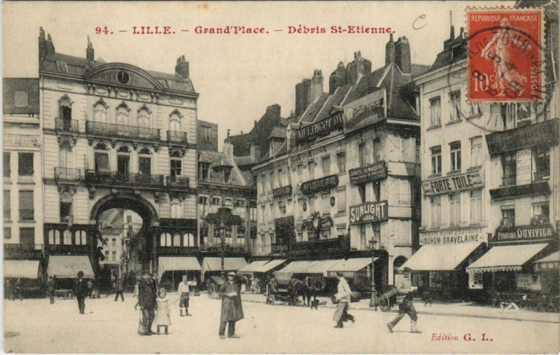 Carte postale ancienne Lille Grande Place. Débris Saint-Etienne à Lille