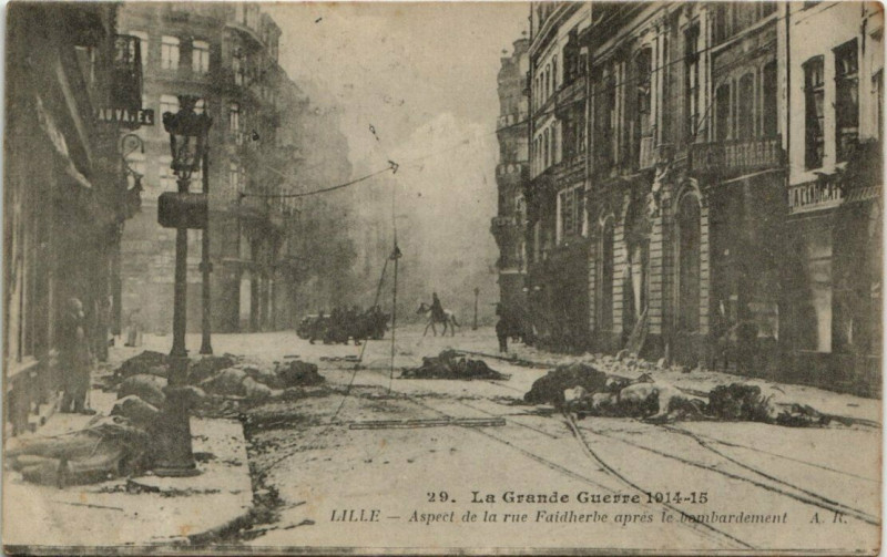 Carte postale ancienne Lille Aspect de la rue Faidherbe apres le bombardement à Lille