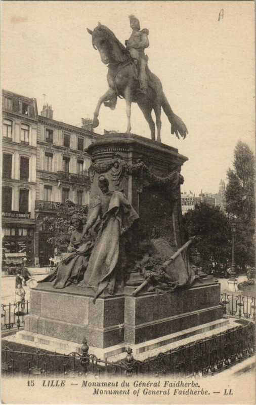 Carte postale ancienne Lille Monument du Général Faidherbe à Lille