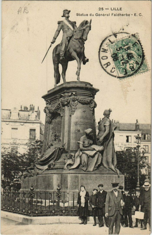 Carte postale ancienne Lille Statue du général Faidherbe à Lille