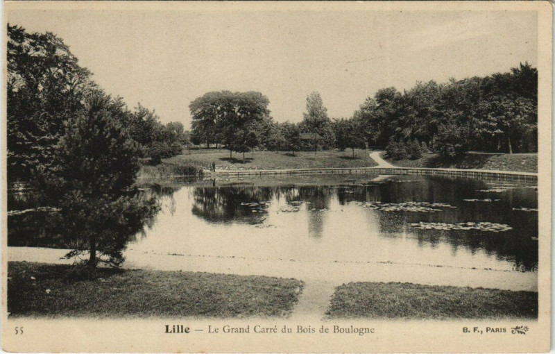 Carte postale ancienne Lille Le Grand Carré du Bois de Boulogne à Lille