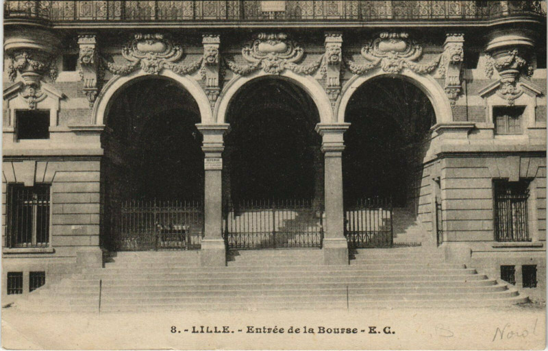 Carte postale ancienne Lille Entrée de la Bourse à Lille