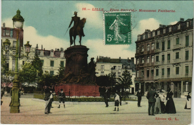 Carte postale ancienne Lille Place Richebé. Monument Faidherbe à Lille