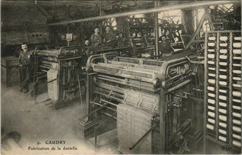 Carte postale ancienne Caudry Fabrication de la dentelle à Caudry
