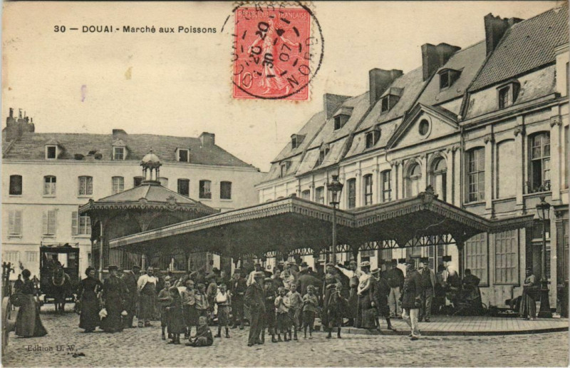 Carte postale ancienne Douai Marché aux poissons à Douai