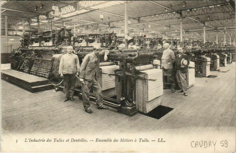 Carte postale ancienne Caudry Ensemble des Métiers a Tulle à Caudry