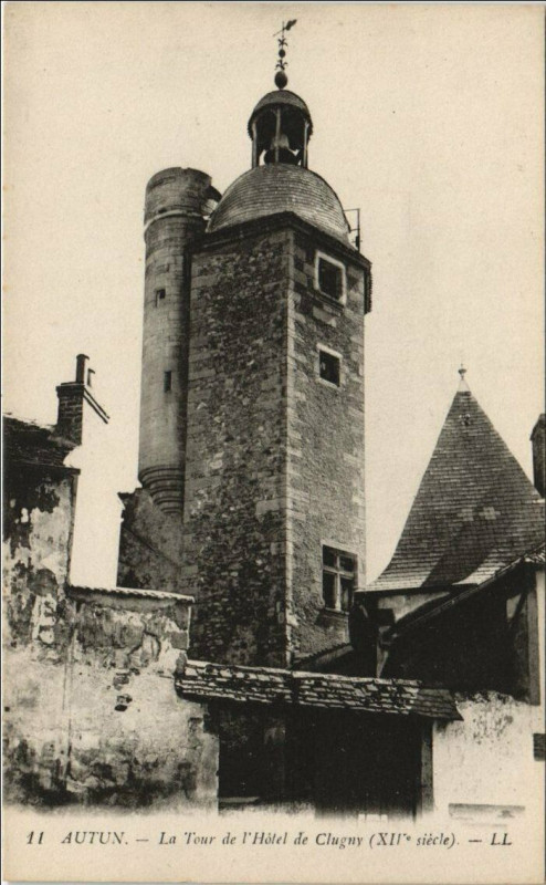 Carte postale ancienne Autun La Tour de l'Hotel de Clugny France à Autun
