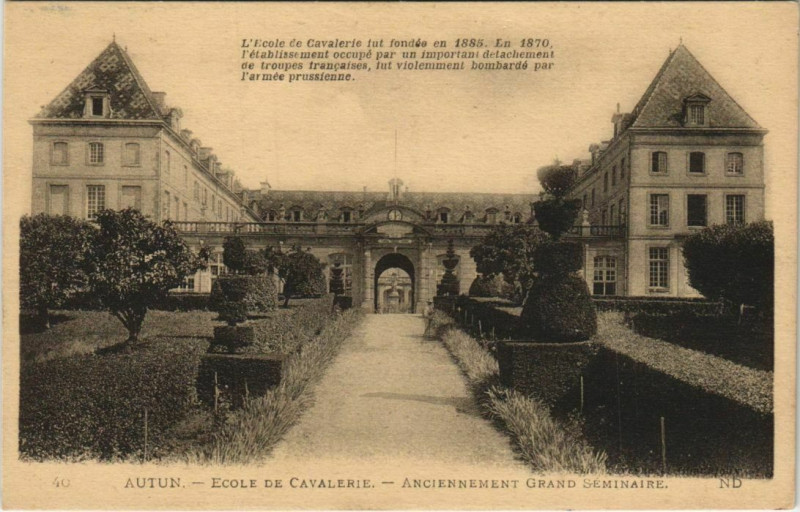Carte postale ancienne Autun Ecole de Cavalerie France à Autun