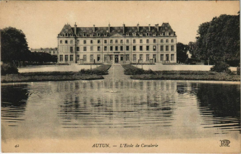 Carte postale ancienne Autun L'Ecole de Cavalerie France à Autun