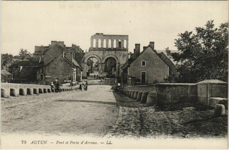 Carte postale ancienne Autun Pont et Porte d'Arroux France à Autun