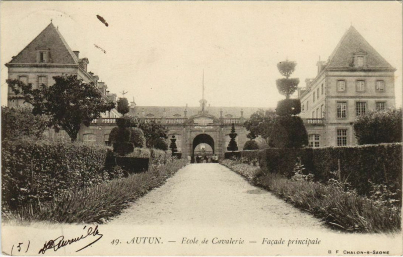 Carte postale ancienne Autun Ecole de Cavalerie, Facade principale France à Autun